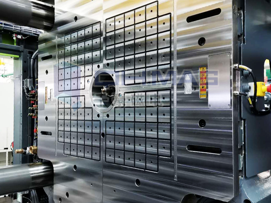 現(xiàn)場圖來了—恩格爾贏泰1350T注塑機(jī)安裝磁力模板后