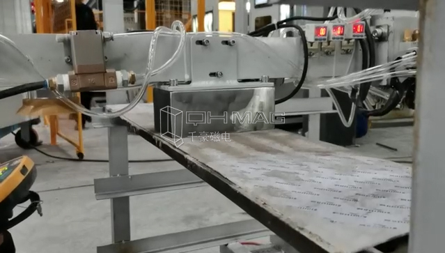 機(jī)械手電永磁鐵穩(wěn)固吊運(yùn)3mm氣隙板料