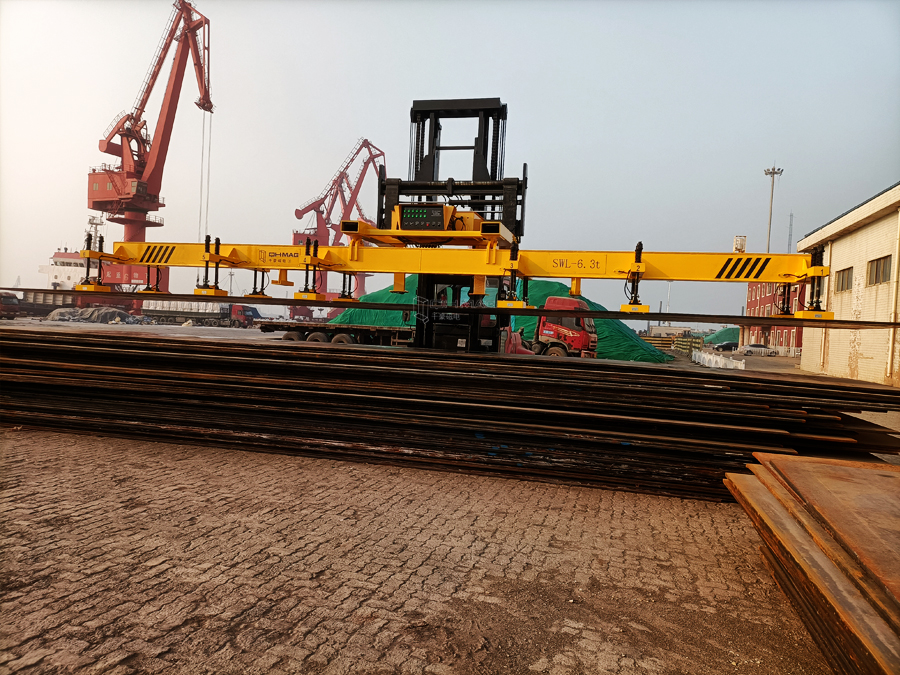 鋼板起重案例—港口叉車(chē)吊鋼板用充電電永磁吊具