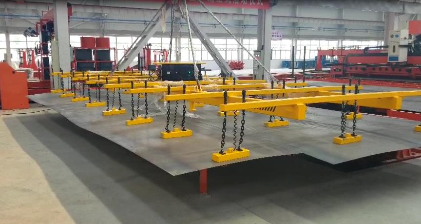 鋼板板材的起吊機(jī)器，磁力起重吊具橫空出“市”